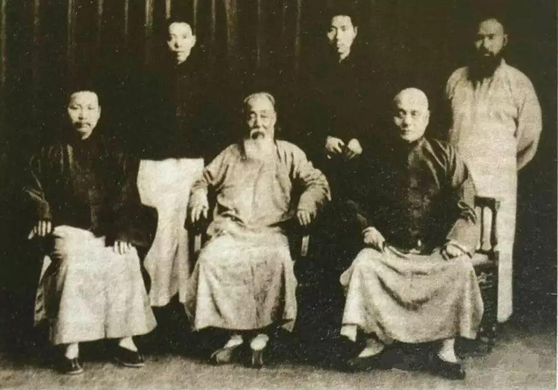 1929—1930年曾熙（前排中）与张大千（后排右一）、王个簃（后排中）等友人合影.jpeg